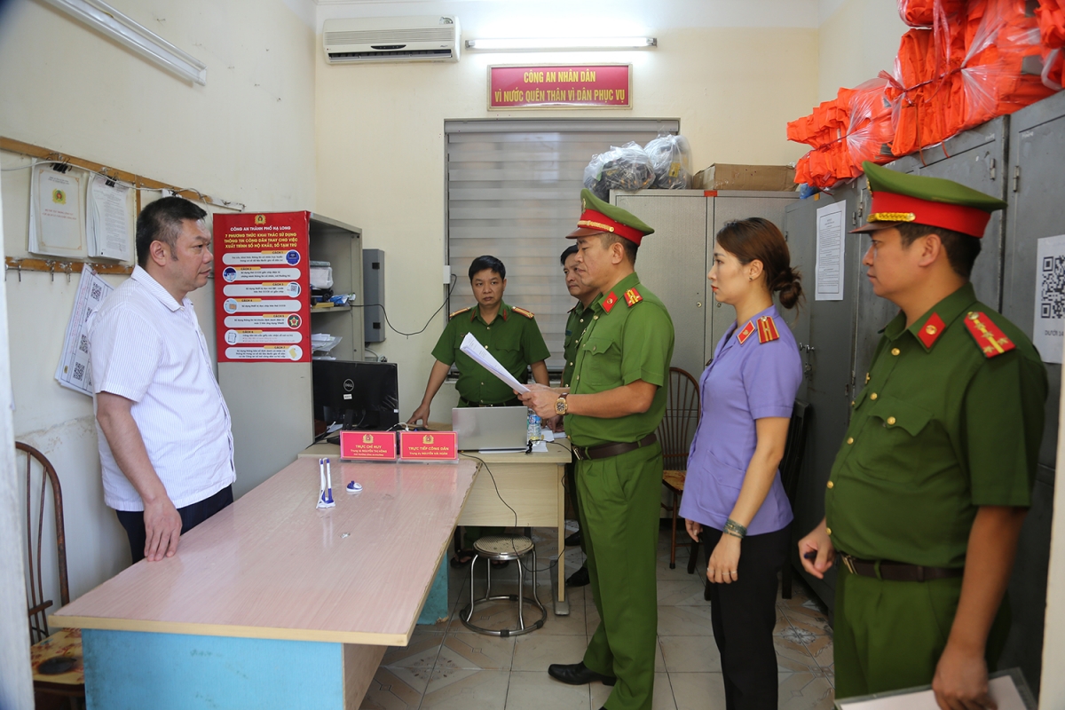 Cơ quan CSĐT Công an tỉnh Quảng Ninh tống đạt các Quyết định tố tụng đối với Vũ Đình Kiên