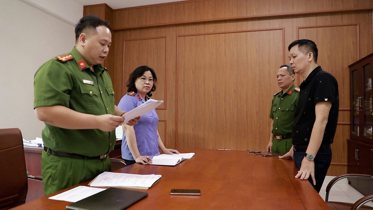 Cơ quan CSĐT và VKSND tỉnh thi hành các Lệnh khám xét nơi ở, nơi làm việc đối với Hoàng Văn Thoan