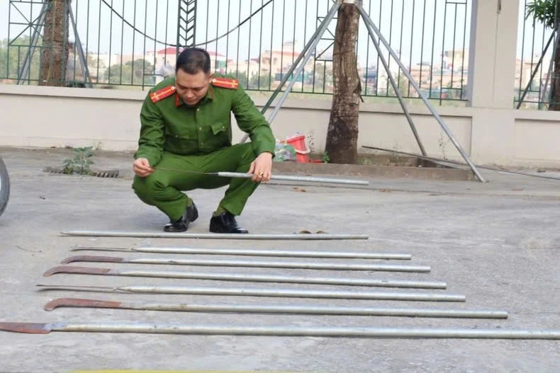 Số hung khí nhóm đối tượng mang theo để giải quyết mâu thuẫn.(Ảnh: Công an cung cấp)