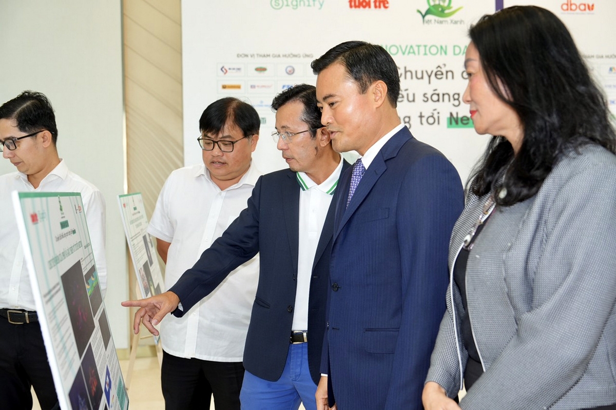 Phó Chủ tịch UBND TP.HCM Bùi Xuân Cường và các đại biểu tham quan các gian trưng bày (ảnh H.H)