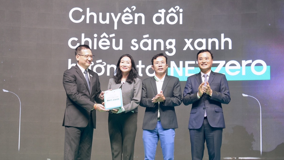 Đại diện Tập đoàn Signify trao tổng hợp các ý tưởng về chiếu sáng xanh cho TP.HCM thông qua Sở Tài nguyên và Môi trường. (Ảnh: H.H)