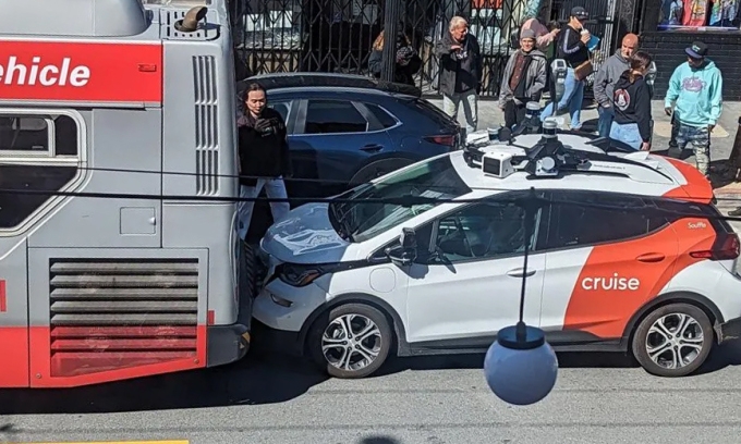 Một robotaxi của Cruise đâm vào sau một xe buýt ở San Francisco vào tháng 3/2023. May mắn không có ai bị thương. Ảnh: D Bau13
