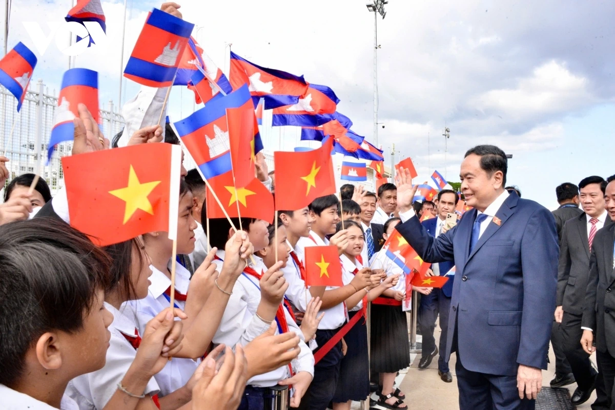 Chiều 21/11, Chủ tịch Quốc hội Trần Thanh Mẫn và Đoàn đại biểu cấp cao Đảng, Nhà nước ta đã đến <a href="s%C3%A2n%20bay%20Qu%E1%BB%91c%20t%E1%BA%BF%20Pochentong" target="_blank">sân bay Quốc tế Pochentong</a>, Thủ đô Phnom Penh, bắt đầu chuyến thăm chính thức Campuchia và tham dự Hội nghị toàn thể lần thứ 12 của Hội nghị quốc tế các chính đảng chính trị châu Á (ICAPP); Phiên họp toàn thể lần thứ 11 của Nghị viện quốc tế vì Bao dung và Hòa bình (IPTP) từ ngày 21 - 24/11. 