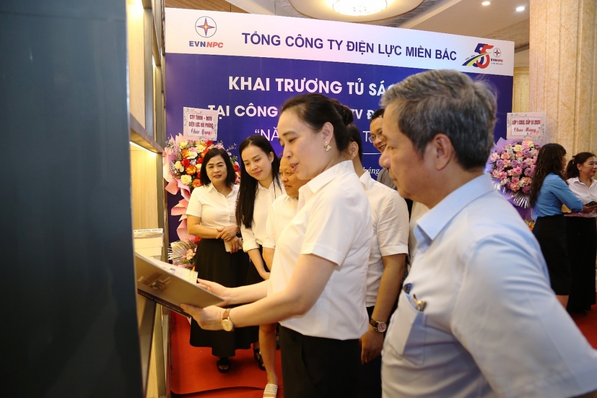Các đại biểu chụp hình lưu niệm tại không gian sách mới khai trương