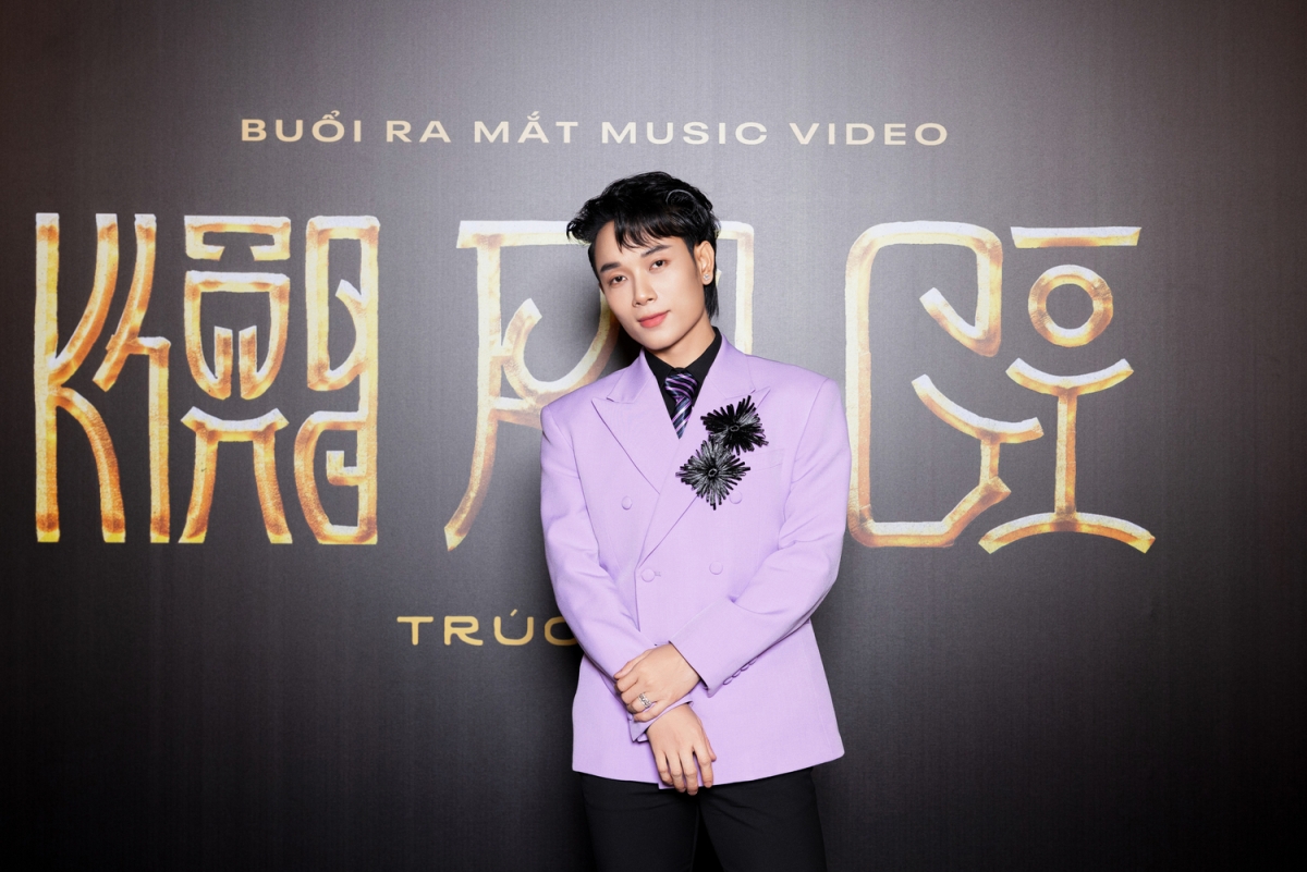 Trúc Nhân tại buổi họp ra mắt MV "Không ra gì"