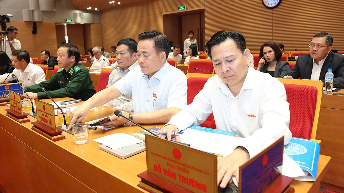 Các đại biểu HĐND thành phố Hà Nội bấm nút thông qua nghị quyết.