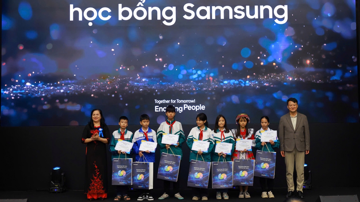 Đại diện Samsung trao tặng học bổng cho đại diện các em học sinh có hoàn cảnh khó khăn vươn lên trong học tập tại sự kiện