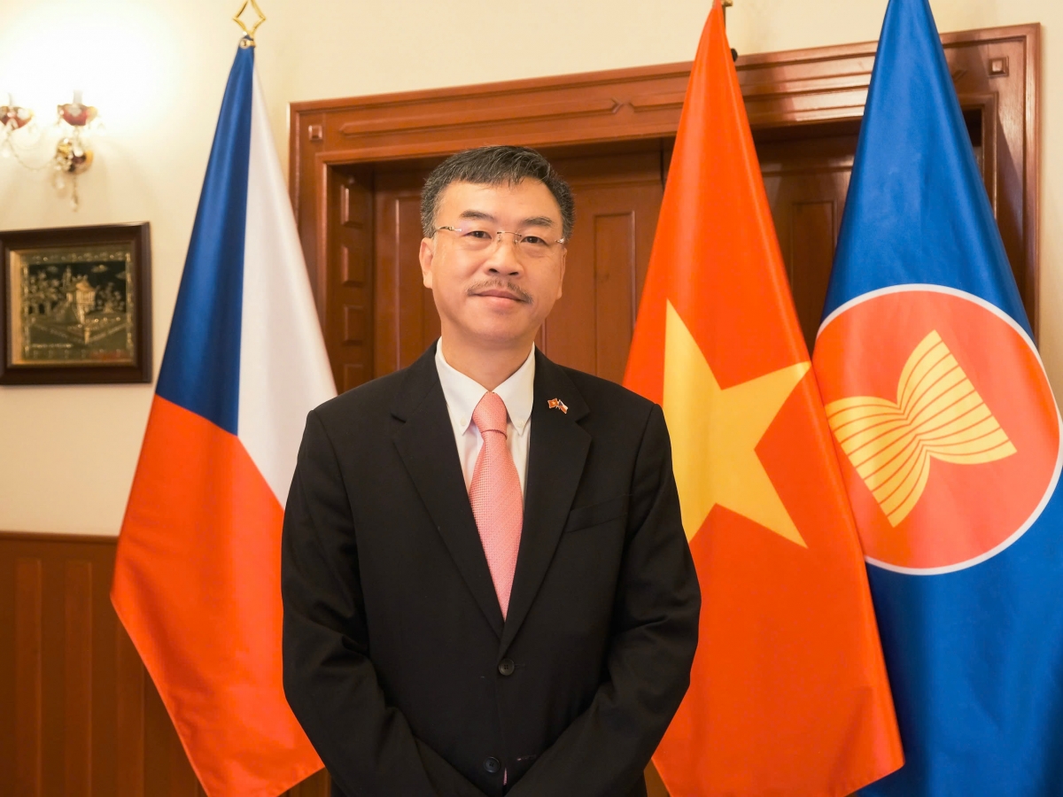 Đại sứ đặc mệnh toàn quyền Việt Nam tại Cộng hòa Séc Dương Hoài Nam