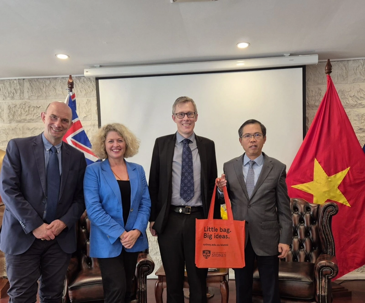 Đại sứ Phạm Hùng Tâm (ngoài cùng bên phải) gặp đại diện Trung tâm Đông Nam Á, Đại học Sydney. Nguồn: ĐSQ Việt Nam tại Australia