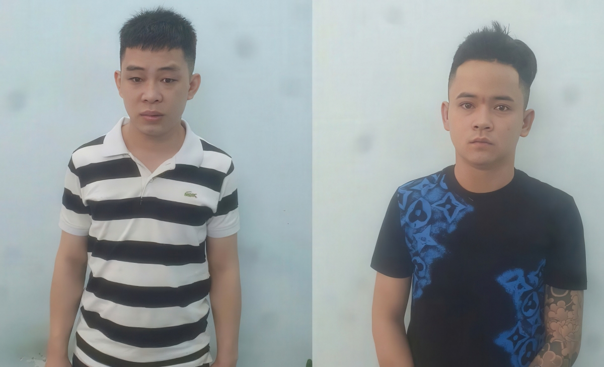 Đối tượng Hùng Văn Long (trái) và Nguyễn Văn Vĩ tại cơ quan công an. (Ảnh: Thành Anh)