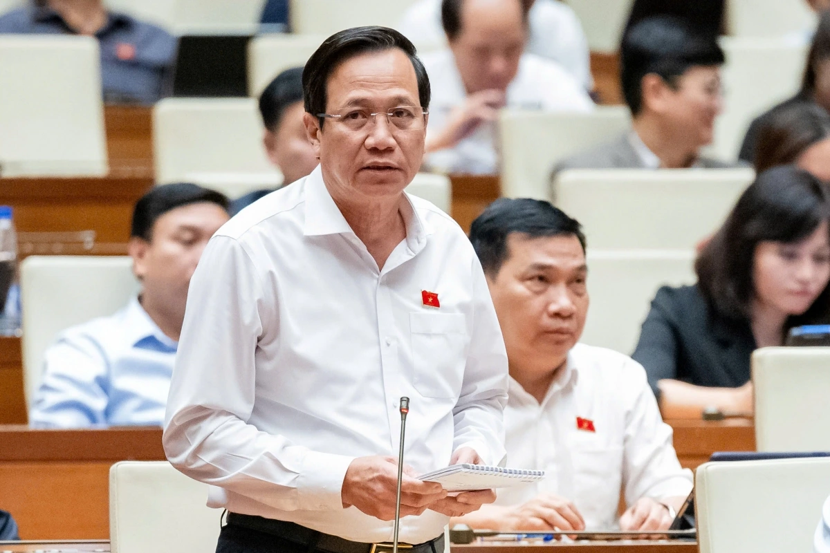 Bộ trưởng Bộ Lao động, Thương binh và Xã hội Đào Ngọc Dung giải trình, làm rõ một số vấn đề đại biểu Quốc hội nêu. Ảnh: Quốc hội