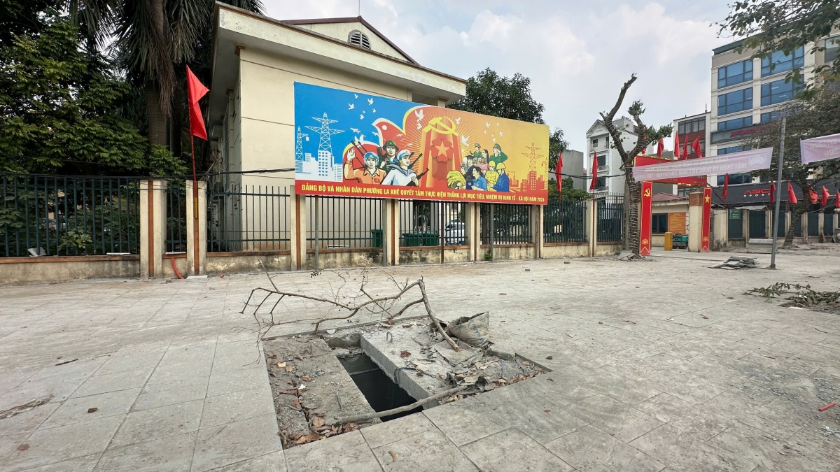 Dù Chủ tịch UBND thành phố Hà Nội Trần Sỹ Thanh yêu cầu phải kết thúc thi công trước mùa mưa từ tháng 5, tháng 6, 7, không dồn các công trình đào đường, vỉa hè vào cuối năm, tuy nhiên, tình trạng cải tạo, chỉnh trang vỉa hè dịp cuối năm vẫn diễn ra ở nhiều nơi trên địa bàn thành phố.