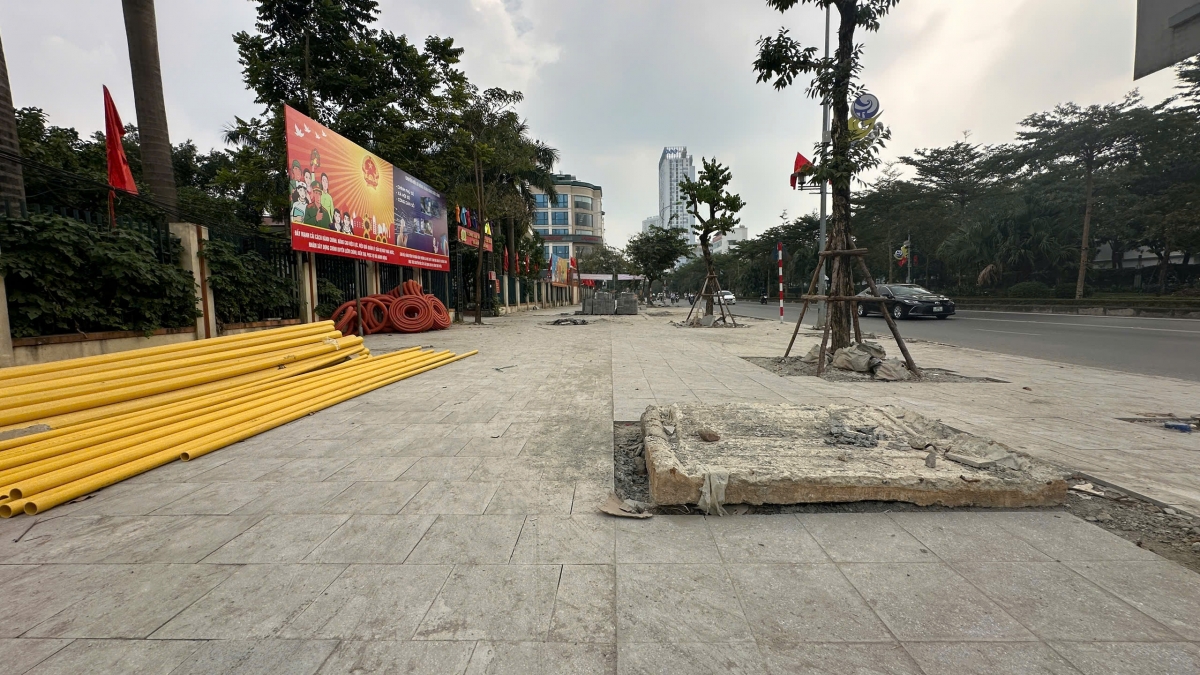 Ghi nhận tại tuyến phố Lê Trọng Tấn (quận Hà Đông) vỉa hè đang được thi công lát mới. Tuy nhiên, nhà thầu thi công lơ là trong việc cảnh báo người đi bộ. Nhiều hố kỹ thuật hở nắp, bê tông nhô cao nhưng không có bất kỳ cảnh báo nào trên vỉa hè.