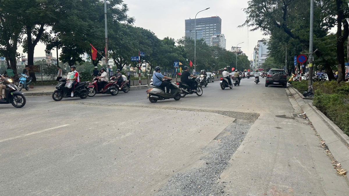 Trong khi vỉa hè tuyến phố Hồ Đắc Di đang lát vỉa hè thì tuyến phố liền kề Đặng Văn Ngữ xuất hiện tình trạng lòng đường và vỉa hè bị đào bới.