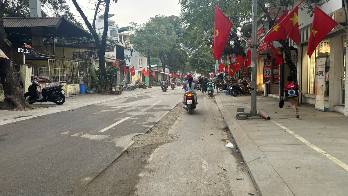 Theo quy định của UBND thành phố Hà Nội, việc cải tạo chỉnh trang lát hè phố trên địa bàn quận, huyện, thị xã phải tuân thủ theo quy định về thiết kế mẫu hè đường đô thị theo Quyết định số 1303/QĐ-UBND ngày 21/3/2019 của UBND thành phố Hà Nội ban hành thiết kế mẫu hè đường đô thị trên địa bàn thành phố và các quy chuẩn, tiêu chuẩn kỹ thuật quốc gia, công tác hạ ngầm đồng bộ hệ thống hạ tầng kỹ thuật: Cây xanh, đường điện, thông tin liên lạc, chiếu sáng...