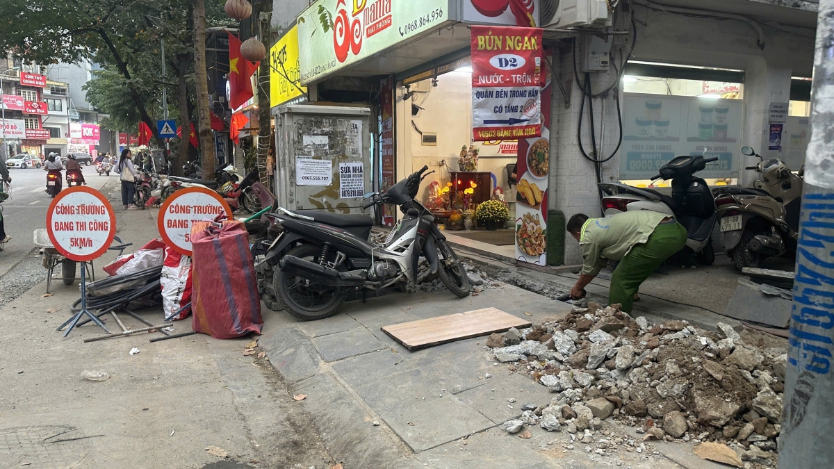 Dọc vỉa hè và lòng đường phố Đặng Văn Ngữ đang bị một đơn vị thi công đào lên để lắp đặt hạ ngầm đường cáp viễn thông ngay sát cửa nhà dân. Theo tìm hiểu của phóng viên vỉa hè tuyến phố Đặng Văn Ngữ vừa được Ban quản lý dự án đầu tư xây dựng quận Động Đá cải tạo, lát hè vào năm 2022.