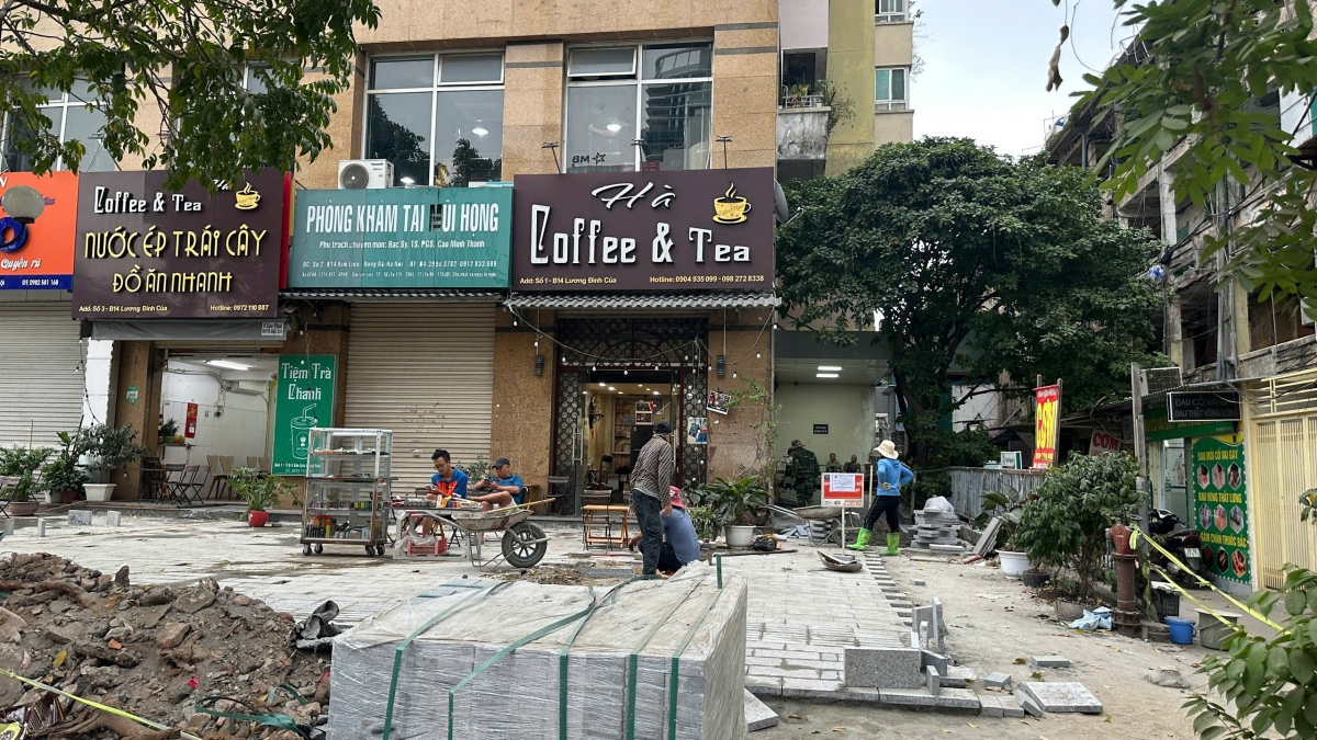 Công trình cải tạo, chỉnh trang lát hè trên tuyến phố Lương Đình Của (quận Đống Đa) ngổn ngang phế liệu vật liệu.