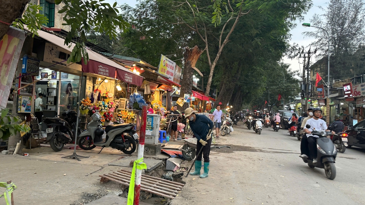 Đào cống trên đường nhưng cũng không hề có biển báo công trình thi công.