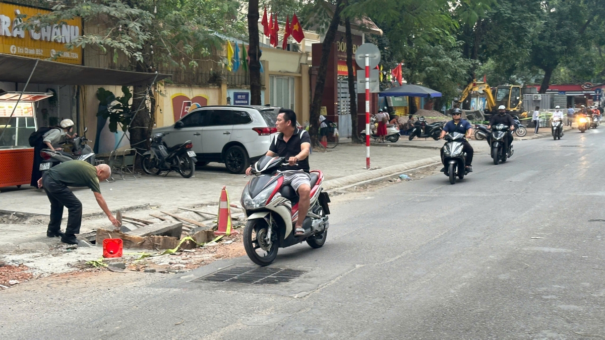 Phố Lương Đình Của vốn là phố đông đúc nhiều hàng quán ăn bụi bẩn khiến cho việc kinh doanh bị ảnh hưởng.