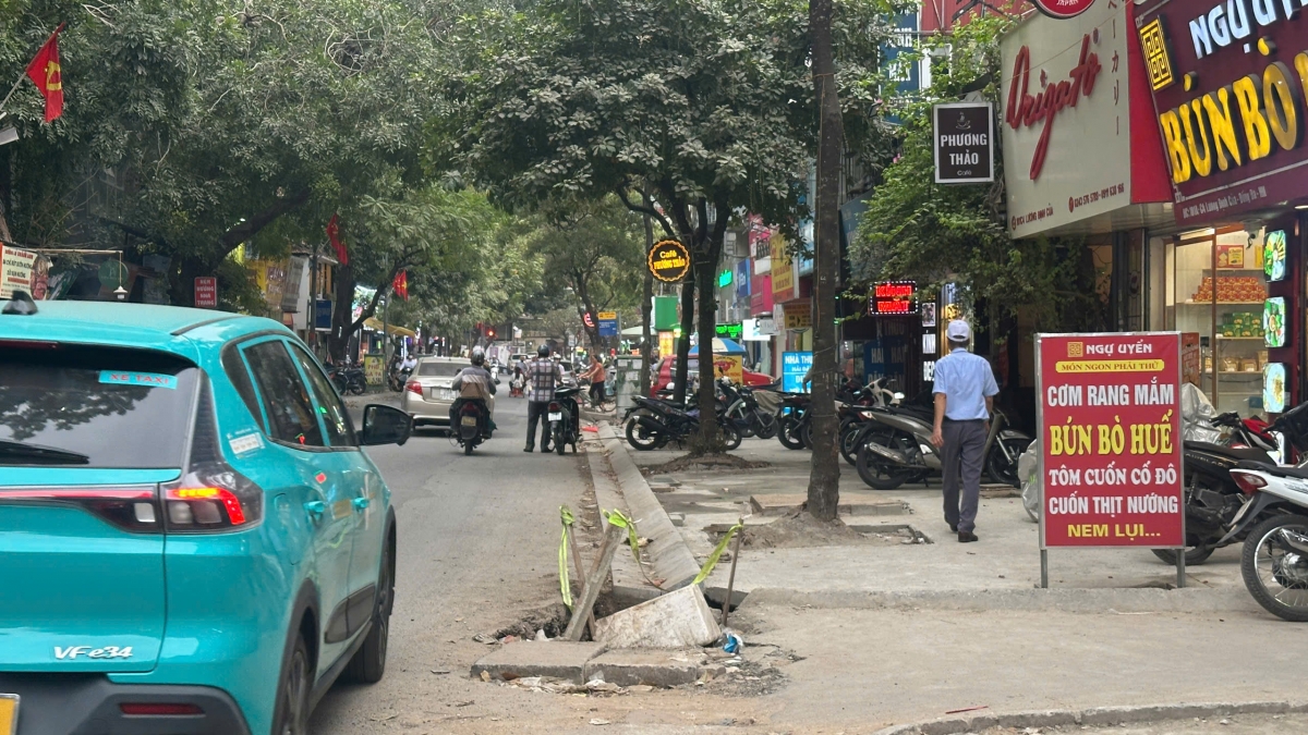 Một hố cống nằm vị trí giao giữa ngõ và đường được rào tạm bợ.