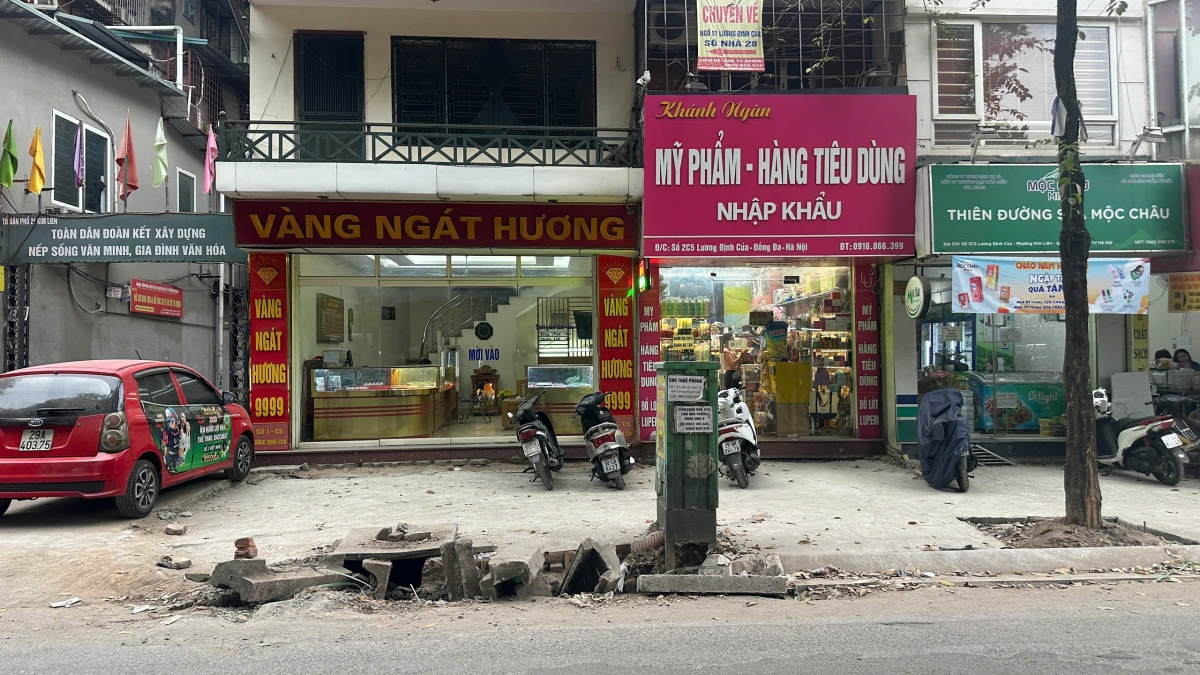Nhiều vị trí miệng hố ga chưa hoàn thành ngổn ngang dưới lòng đường nhưng không được che chắn an toàn cho người tham gia giao thông.