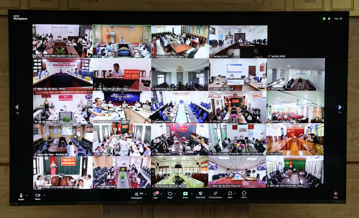 Cuộc họp diễn ra dưới hình thức trực tiếp và trực tuyến