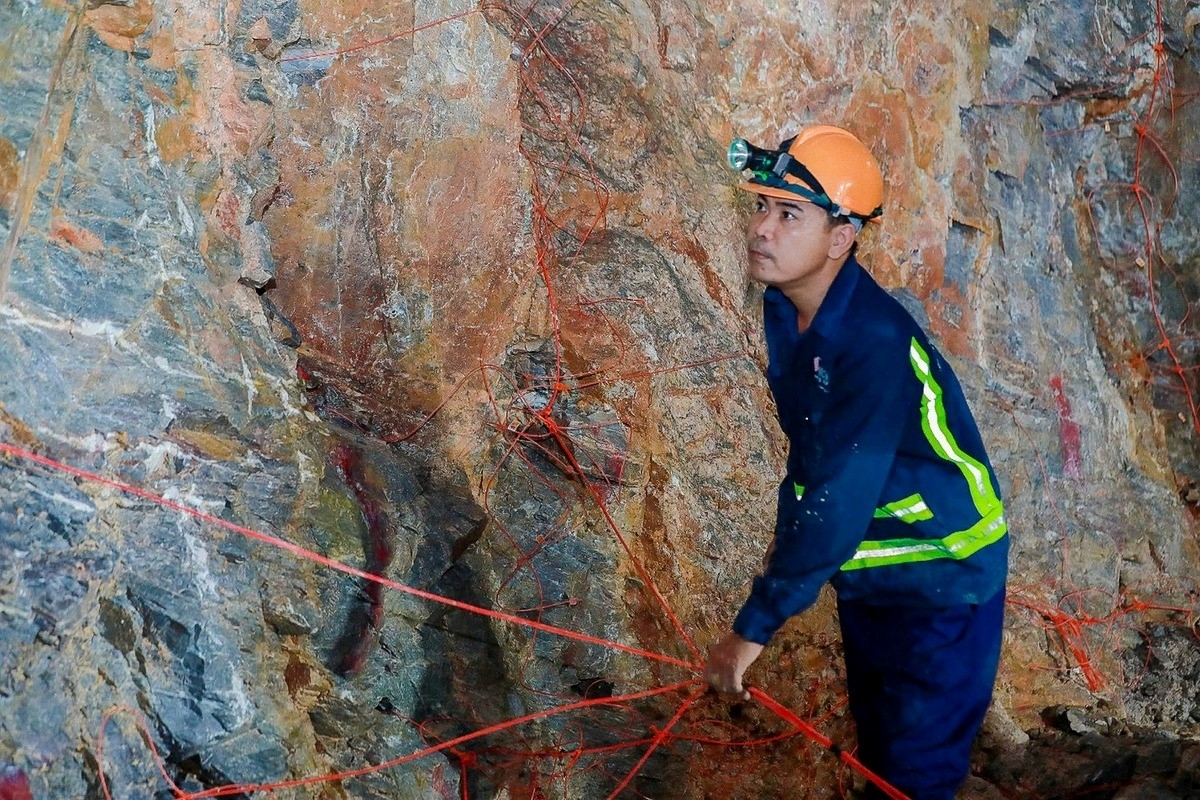 Kiểm tra các mối nối dây dẫn thuốc nổ. Tùy vào điều kiện địa chất để cân nhắc lượng thuốc nổ phù hợp thực hiện những cú nổ dài hoặc ngắn, trước khi tiến hành dựng vì và cắm neo gia cố để đảm bảo an toàn.