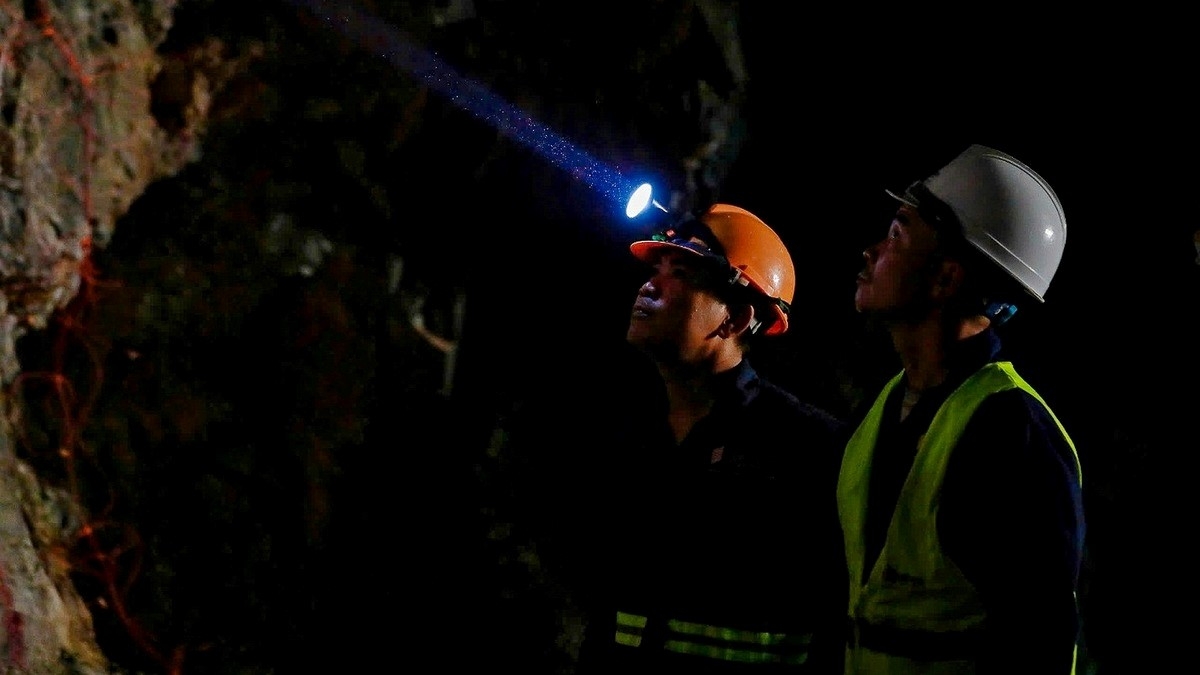 Trước khi kích nổ, thợ nổ mìn cẩn trọng soi đèn từng lỗ khoan nhằm đảm bảo kỹ thuật và an toàn. Đây là công đoạn quan trọng để đảm bảo vụ nổ diễn ra đúng kế hoạch và đạt hiệu quả cao nhất.