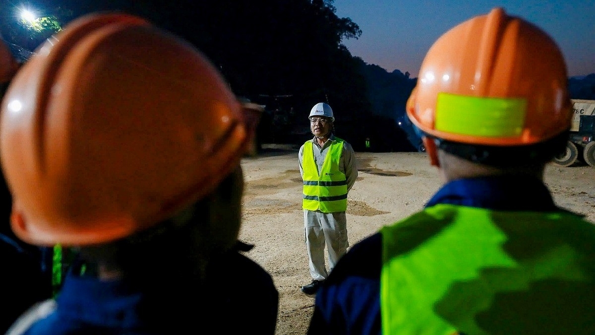 Tập hợp công nhân để phổ biến quy định an toàn lao động trước trước khi bắt tay vào ca làm việc.
