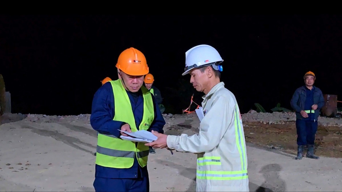 Gần 18h, công nhân và ca trưởng các ca trao đổi công việc trước khi kết thúc ca ngày, bắt đầu thi công ca đêm.