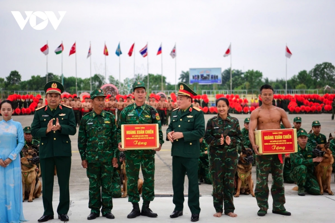 Deputy Defence Minister Senior Lt. Gen. Hoang Xuan Chien presents gifts to various units, encouraging them to make thorough preparations for the upcoming event.