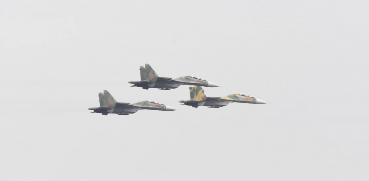 The air force will also exhibit fighter jets, helicopters, rockets, and weaponry at the expo. Photographed is a performance put on by several Su-30MK2s.