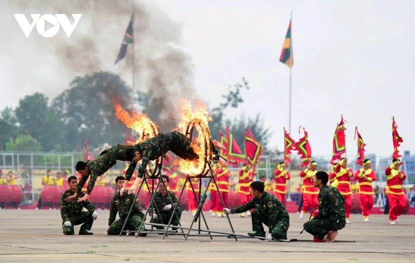 As part of the ceremony, commandos demonstrate exceptional martial arts skills, showcasing agility, endurance, and the ability to adapt to various situations.