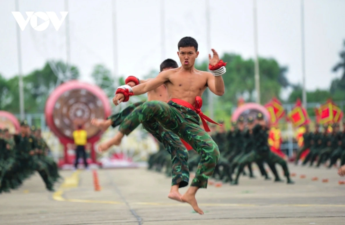 The exercises highlight the commandos’ incredible physical strength and resilience, as well as their mental toughness, which allow them to perform feats that seem impossible to most.