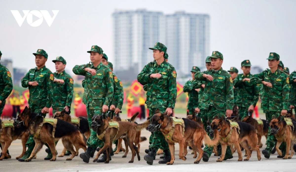 In addition, dogs trained by the Border Guard force, will demonstrate their skills in military operations, such as detecting explosives, locating enemies, search and rescue, and even providing security during combat missions.