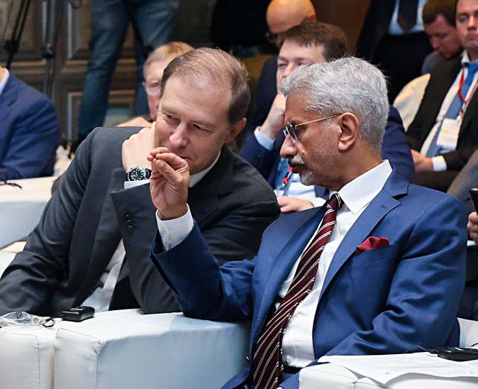 Bộ trưởng Ngoại giao Ấn Độ Jaishankar trao đổi với Phó Thủ tướng kiêm Bộ trưởng Công thương Nga Denis Manturov tại Diễn đàn Doanh nghiệp Ấn Độ - Nga, ngày 11/11. (Ảnh: ANI)