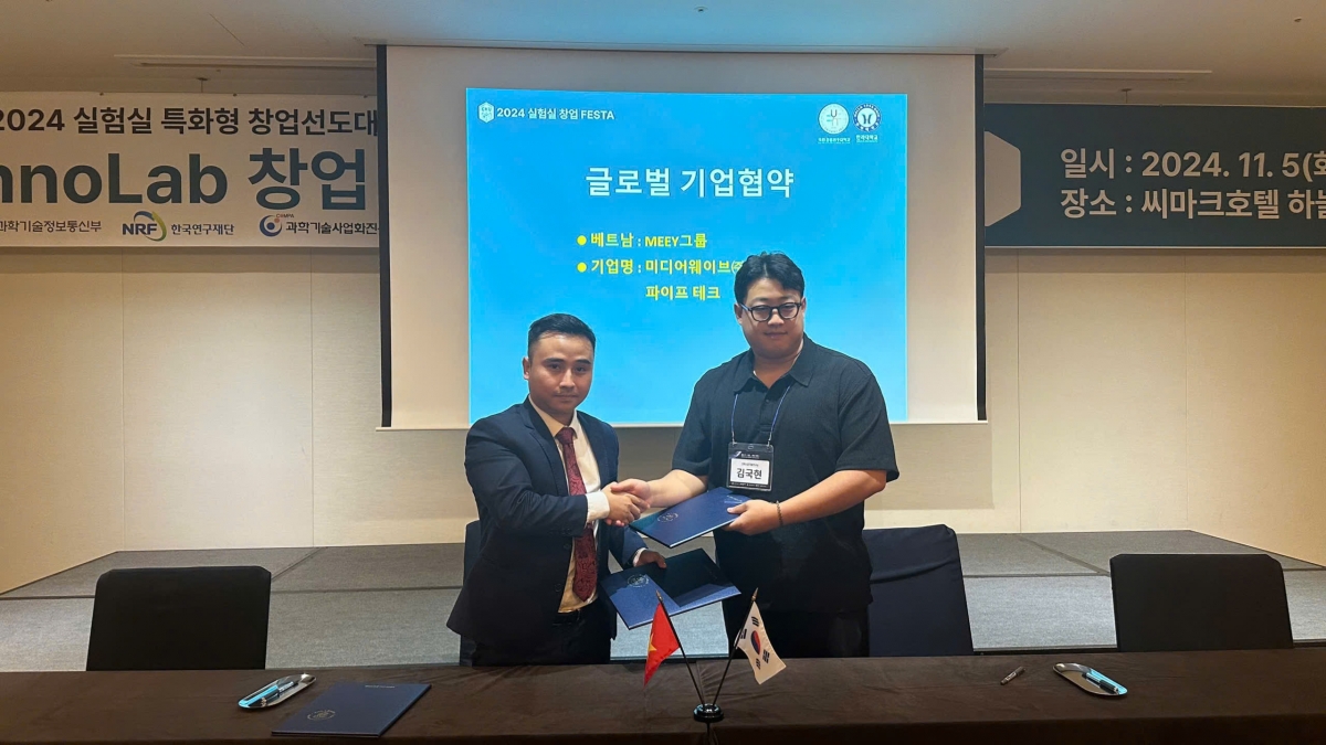 Ông Nguyễn Đức Tài, Giám đốc Tài chính Meey Group và đại diện Media Wave Co., Ltd ký bản ghi nhớ hợp tác