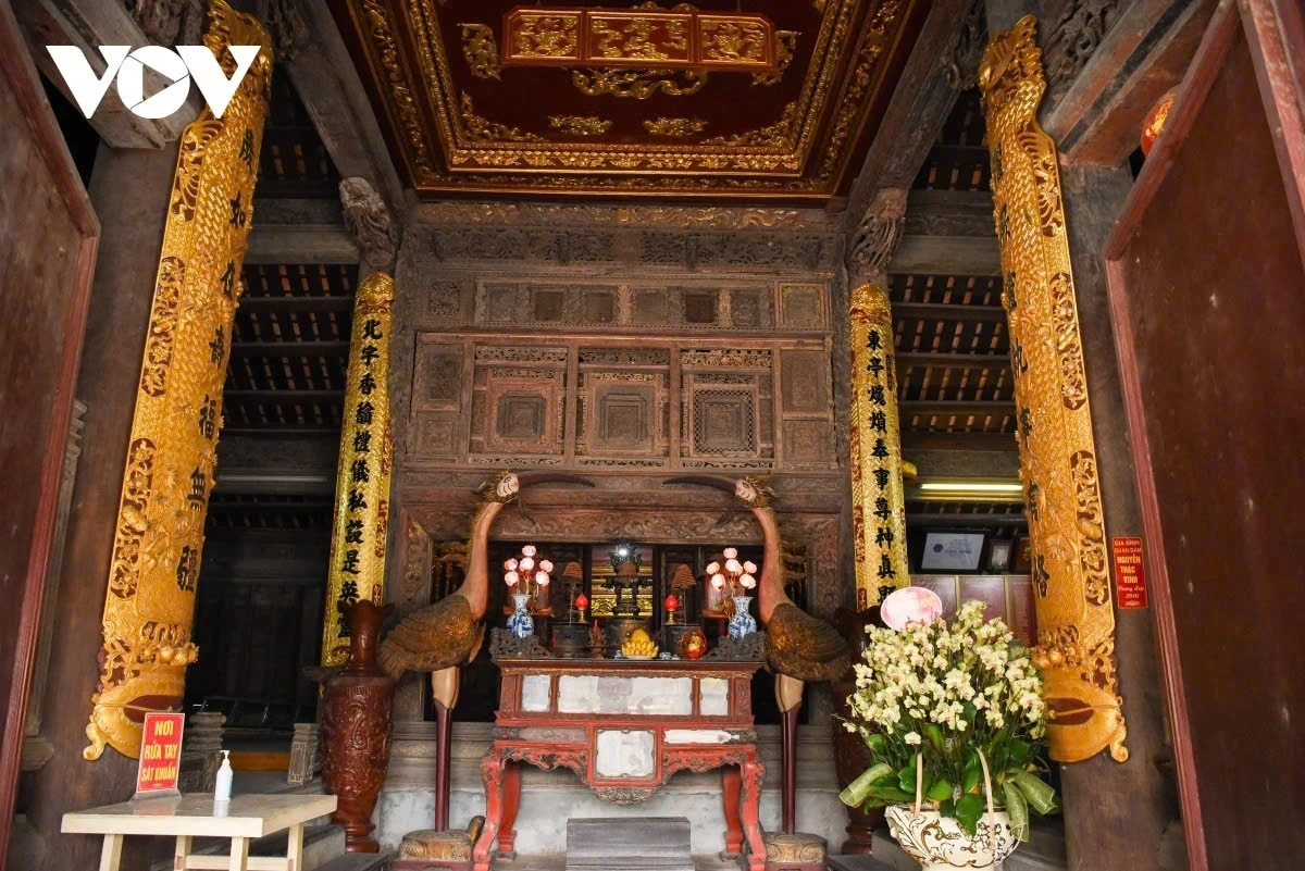 Bức võng của đình phủ kín một diện rộng, kéo dài từ thượng lương xuống hạ xà và mở ngang hết một gian. Cửa võng được chạm lọng kết hợp chạm nổi tinh xảo trên cả 7 lớp, 9 ô các đề tài tứ linh, tứ quí.... phía trên bức cửa võng là bức trần gỗ che kín mái gian giữa với hình trang trí là một con chim Phượng xoè rộng cánh tới các vầng vân mây quanh đó