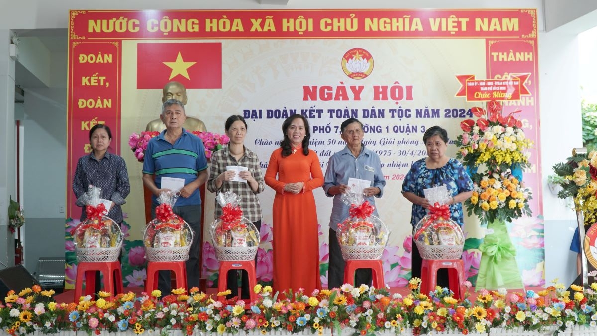 Thường xuyên quan tâm chăm lo cho người dân có hoàn cảnh khó khăn (ảnh: V.P)