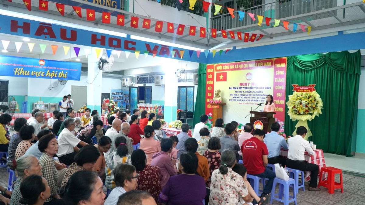 Nhân dân khu phố hào hứng tham gia Ngày hội đại đoàn kết (Ảnh: V.P)