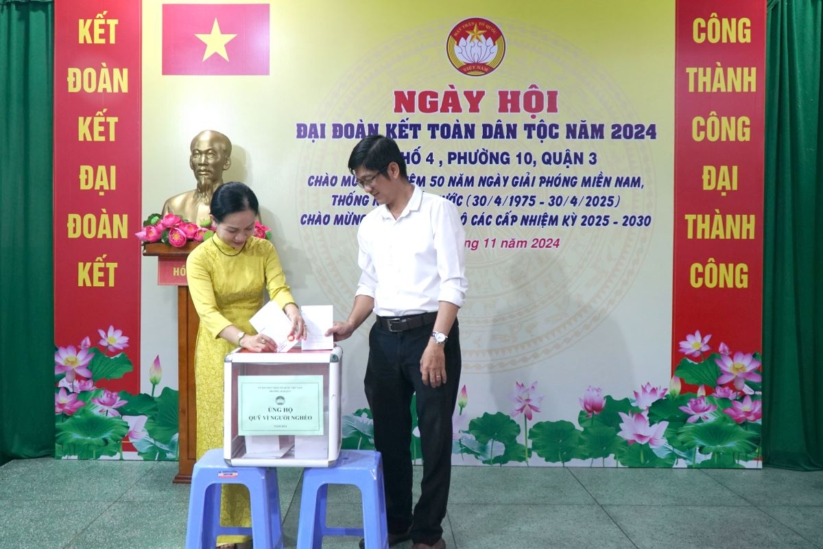 Ủng hộ Quỹ Vì người nghèo tại Ngày hội đại đoàn kết của Khu phố 4, Phường 10, Quận 3 (ảnh: V.P)