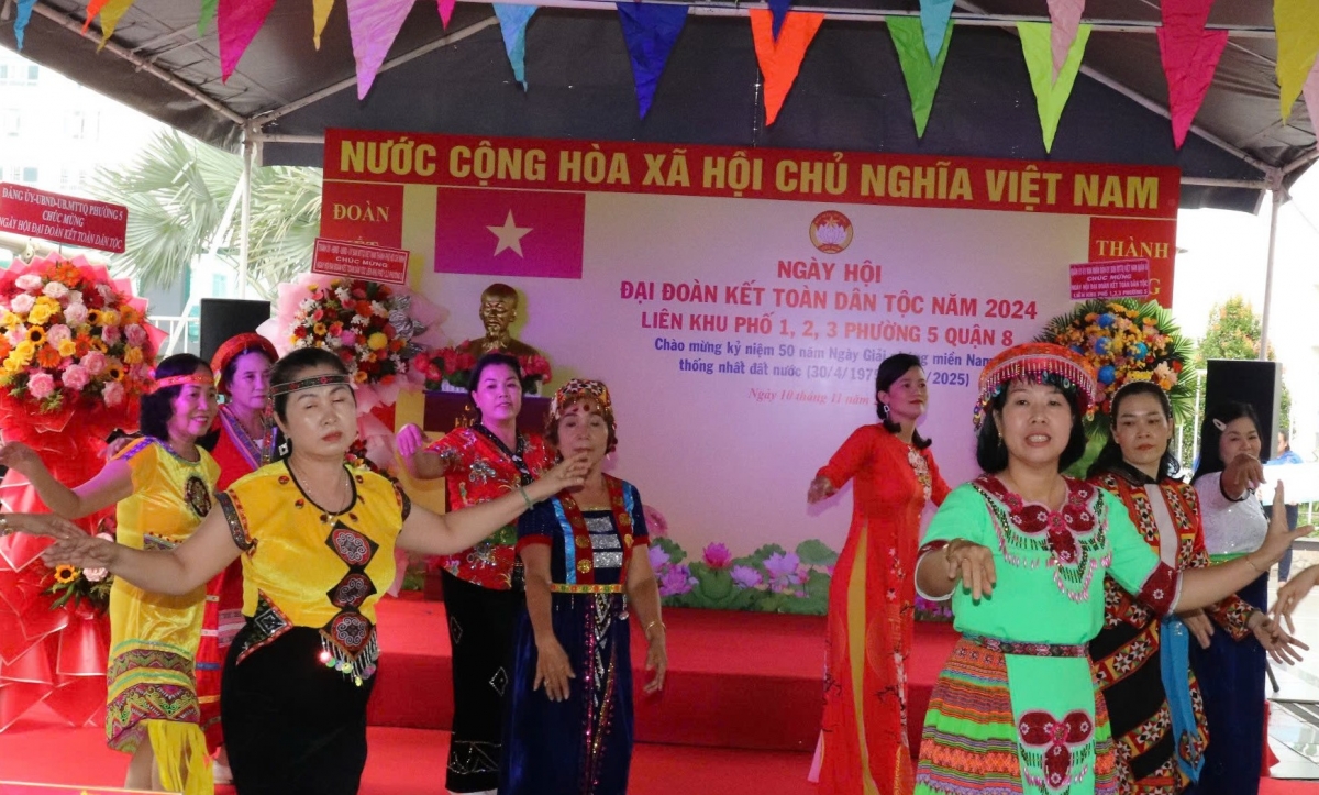 Tiết mục của Đội văn nghệ khu phố (ảnh: Ngọc Xuân)