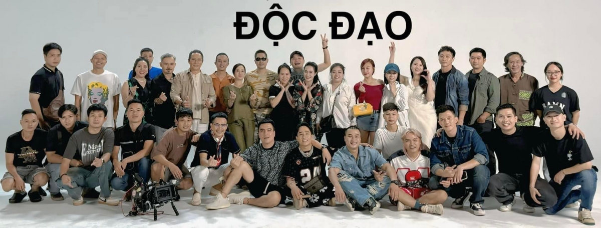 NSƯT Nguyệt Hằng (vai u Mộc) livestream không khí cả đoàn phim tập trung xem tập cuối "Độc đạo" và liên hoan mừng thành công của bộ phim. Chị bật khóc và nói đây là một kỷ niệm đẹp trong nghiệp diễn của mình. "Cảm ơn tất cả ekip đoàn làm phim VFC cùng anh, chị, em diễn viên đang mang đến cho khán giả truyền hình VTV cả nước 1 bộ phim cảnh sát hình sự về tài về điều tra đánh án ma túy như thế. Gay cấn + hấp dẫn + kịch tính, qua từng tập phim. 
Mãi yêu và mãi nhớ đến bộ phim CSHS Độc đạo và dàn diễn viên chất lượng khủng này", một khán giả bình luận trên livstream của NSƯT Nguyệt Hằng.
