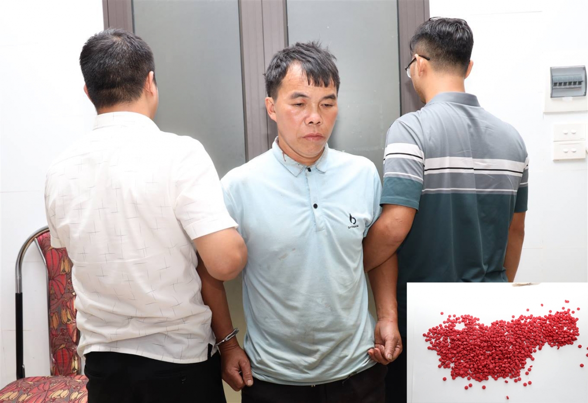 Đối tượng Thào Seo Sẻng cùng tang vật hơn 6.000 viên hồng phiến bị bắt giữ vào ngày 22/10