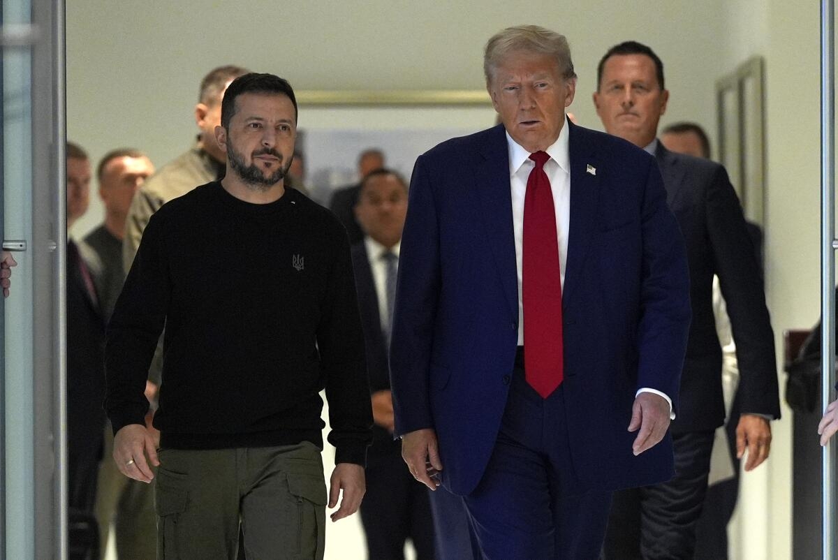 Ông Zelensky (trái) gặp ông Trump (phải) trong chuyến thăm Mỹ hồi tháng 9. Ảnh: Los Angeles Times