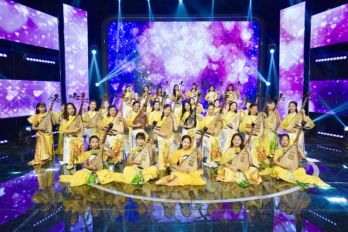 NSND Mai Phương (hàng 2, thứ 5 từ trái sang) được nhiều thế hệ học trò gọi là “mẹ”.