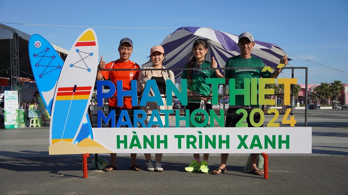 Các vận động viên chụp hình lưu niệm cùng Phan Thiết Marathon 2024. Ảnh: BTC