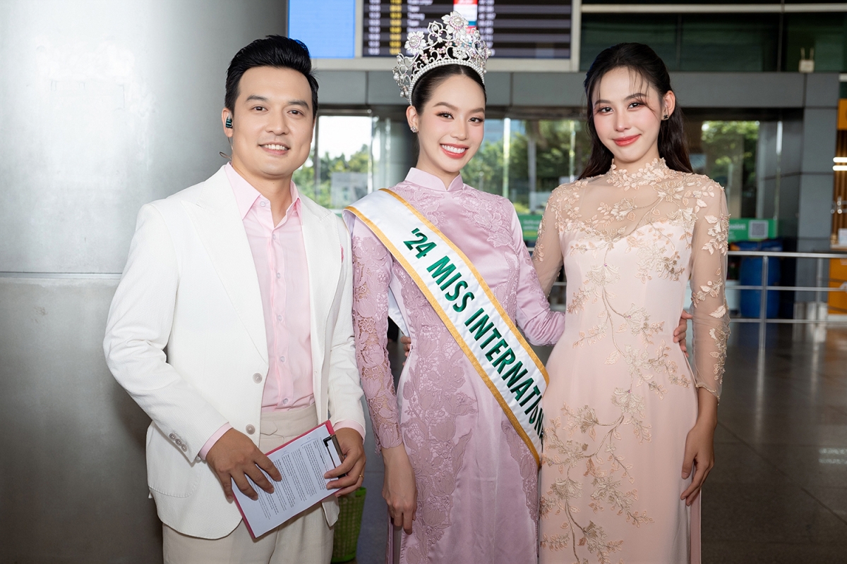 Thanh Thuỷ chính thức xuất hiện rạng rỡ tại sân bay quốc tế Tân Sơn Nhất vào 9 giờ sáng.