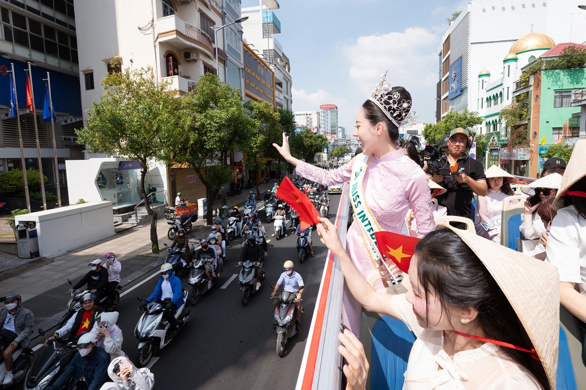 Tôi xin cảm ơn tình cảm yêu thương của quý vị khán giả. Hôm nay tôi đã thực sự được trở về trong vòng tay yêu thương của khán giả Việt Nam. Tôi thật sự rất vui và tự hào”.