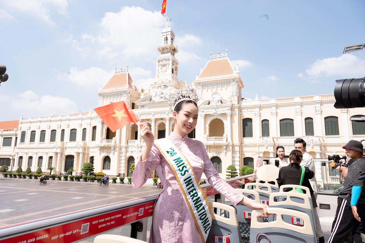 Ngay sau khi xuất hiện tại sân bay, cô lên xe buýt hai tầng được chuẩn bị đặc biệt cho hành trình qua các tuyến đường trung tâm TP.HCM.